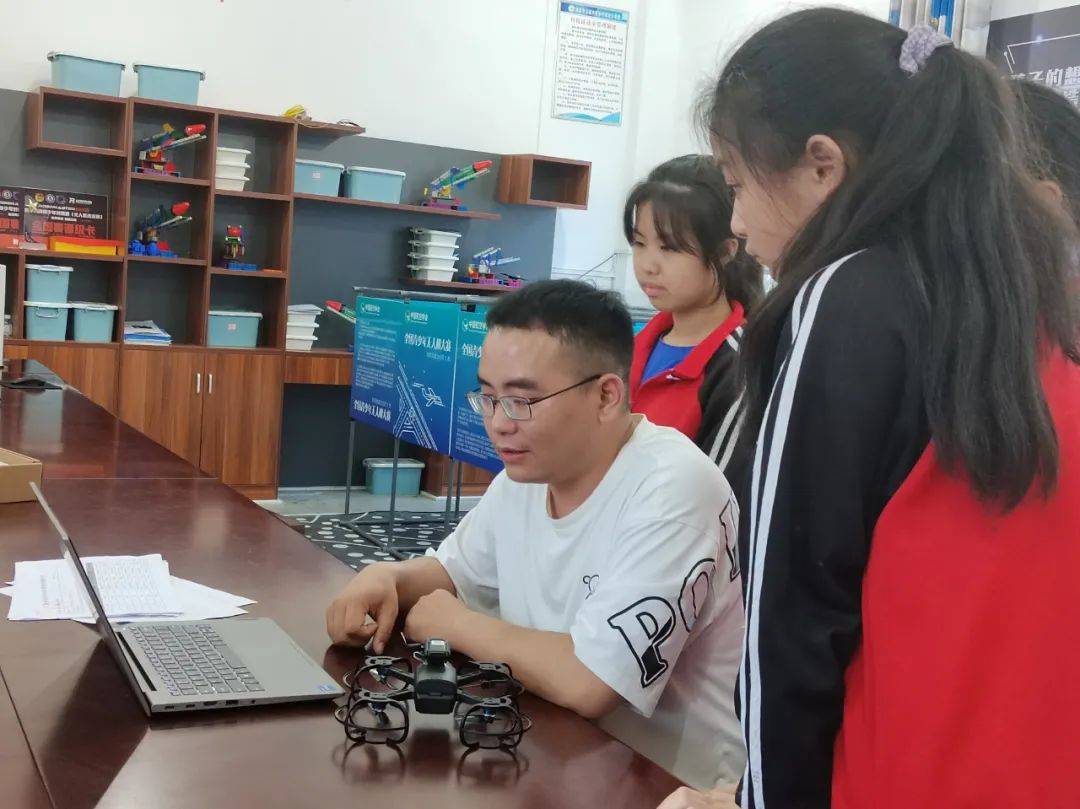 @科技玩家许辉:“水火箭”点燃学子航天梦