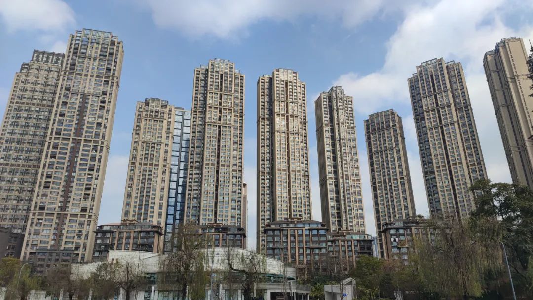 多只香港地产股涨超60%!北上广深新政首日,有人连夜“隔空买房”!