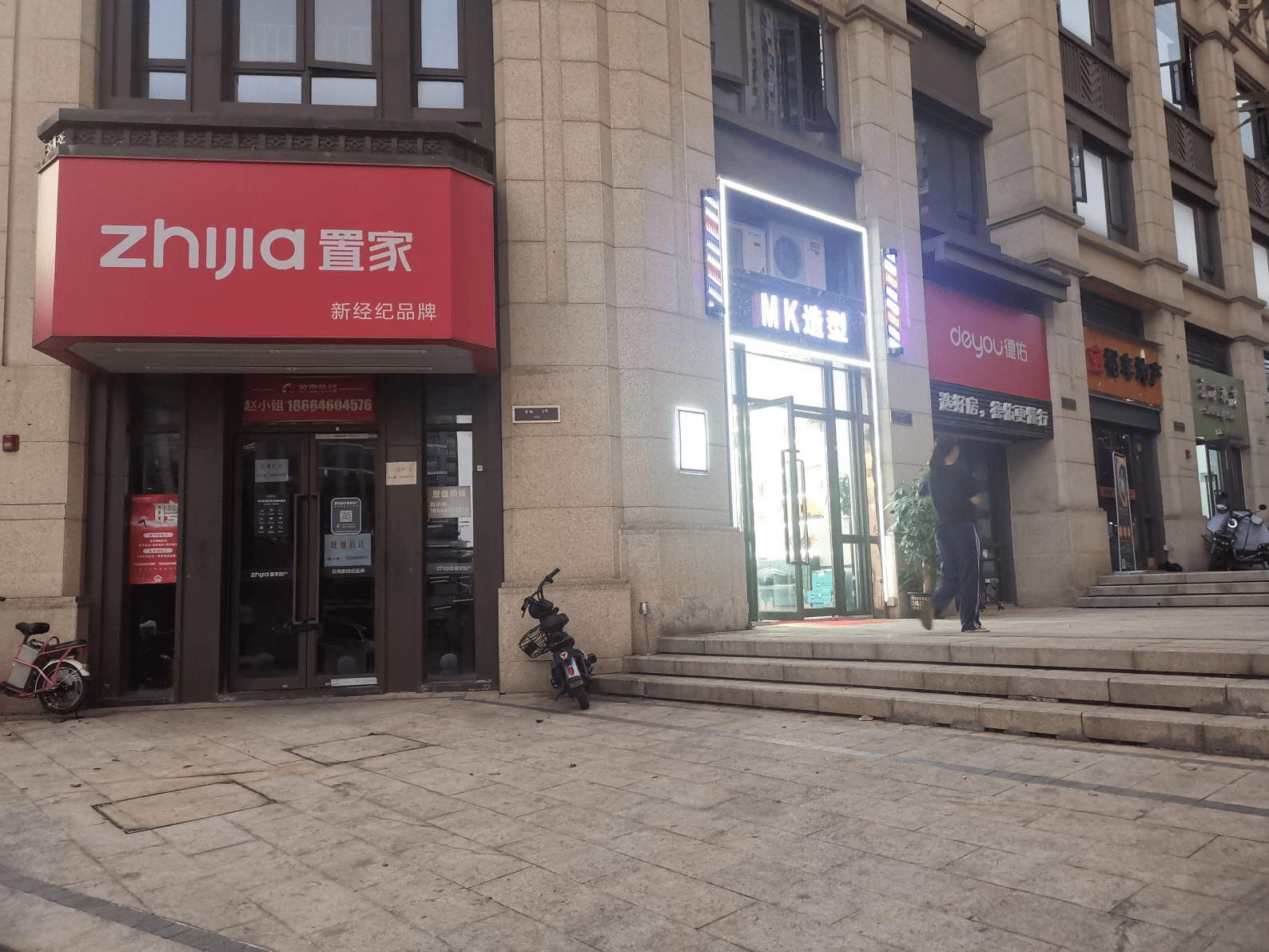有的楼盘每天都是“抢房大战”!国庆假期这座城市的楼市“人从众”,有中介称:经常忙得无法按时吃饭