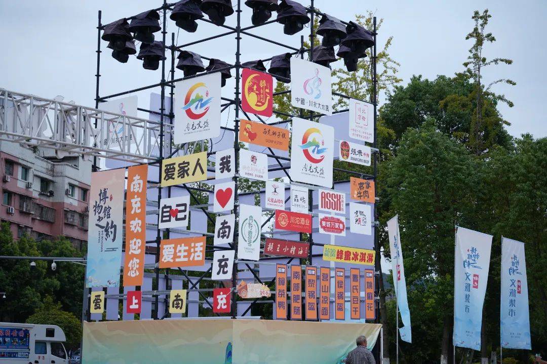 太火爆!“村里人”都来开户了!银证转账暴涨几十倍……三大资金正赶来