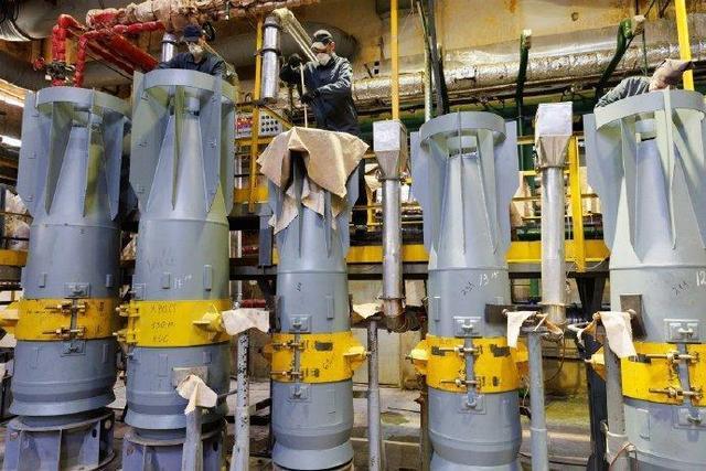 俄媒:俄军发射一吨半重型爆破炸弹,正在开会的90名乌军官被炸死