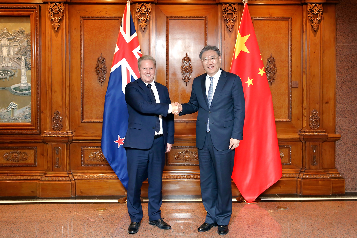 王文涛部长同美国商务部长雷蒙多通话
