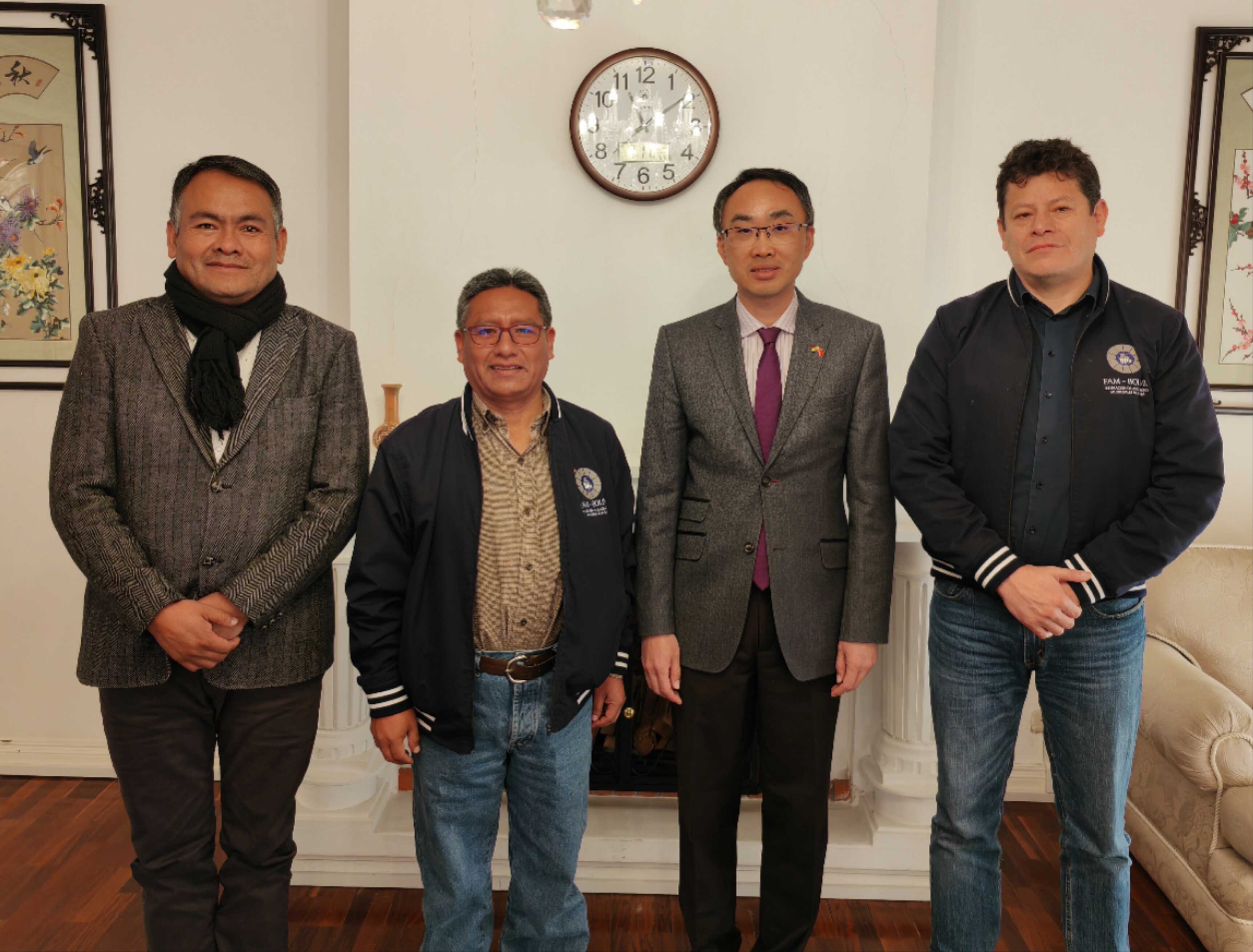 驻玻利维亚大使王亮拜会玻当选总统帕斯