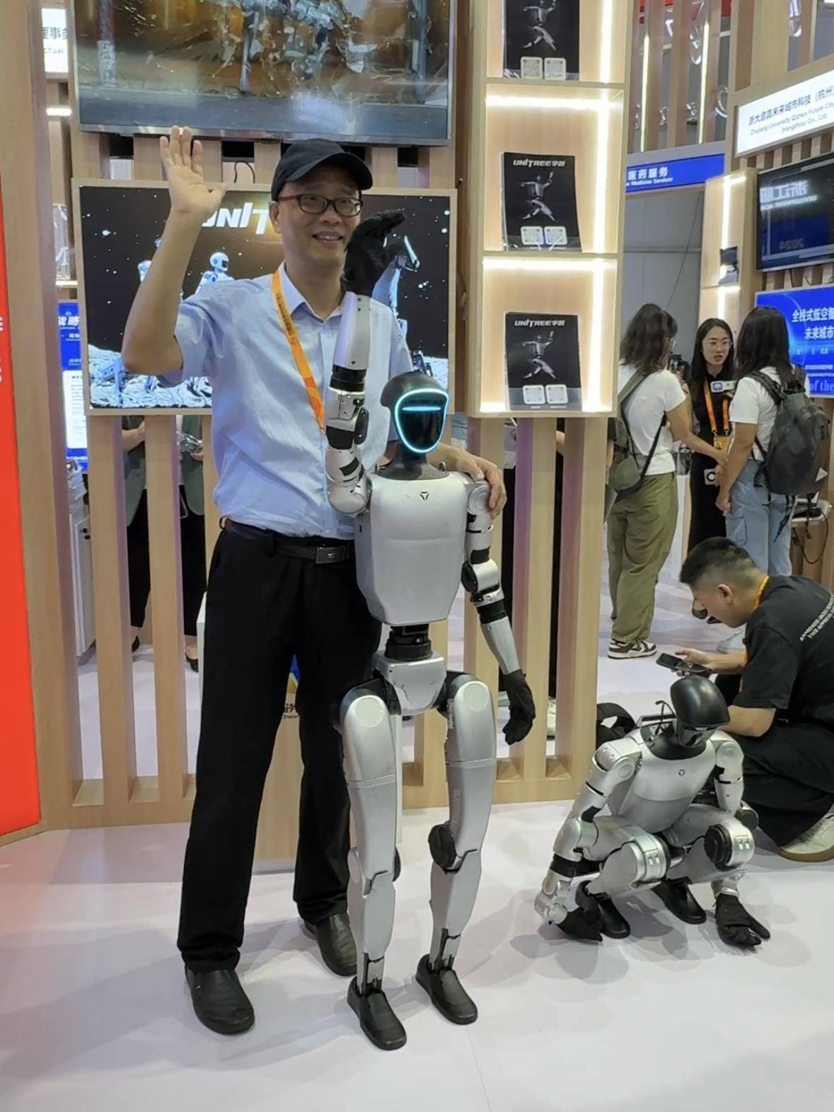 宇树机器人惊艳2025全球网络峰会