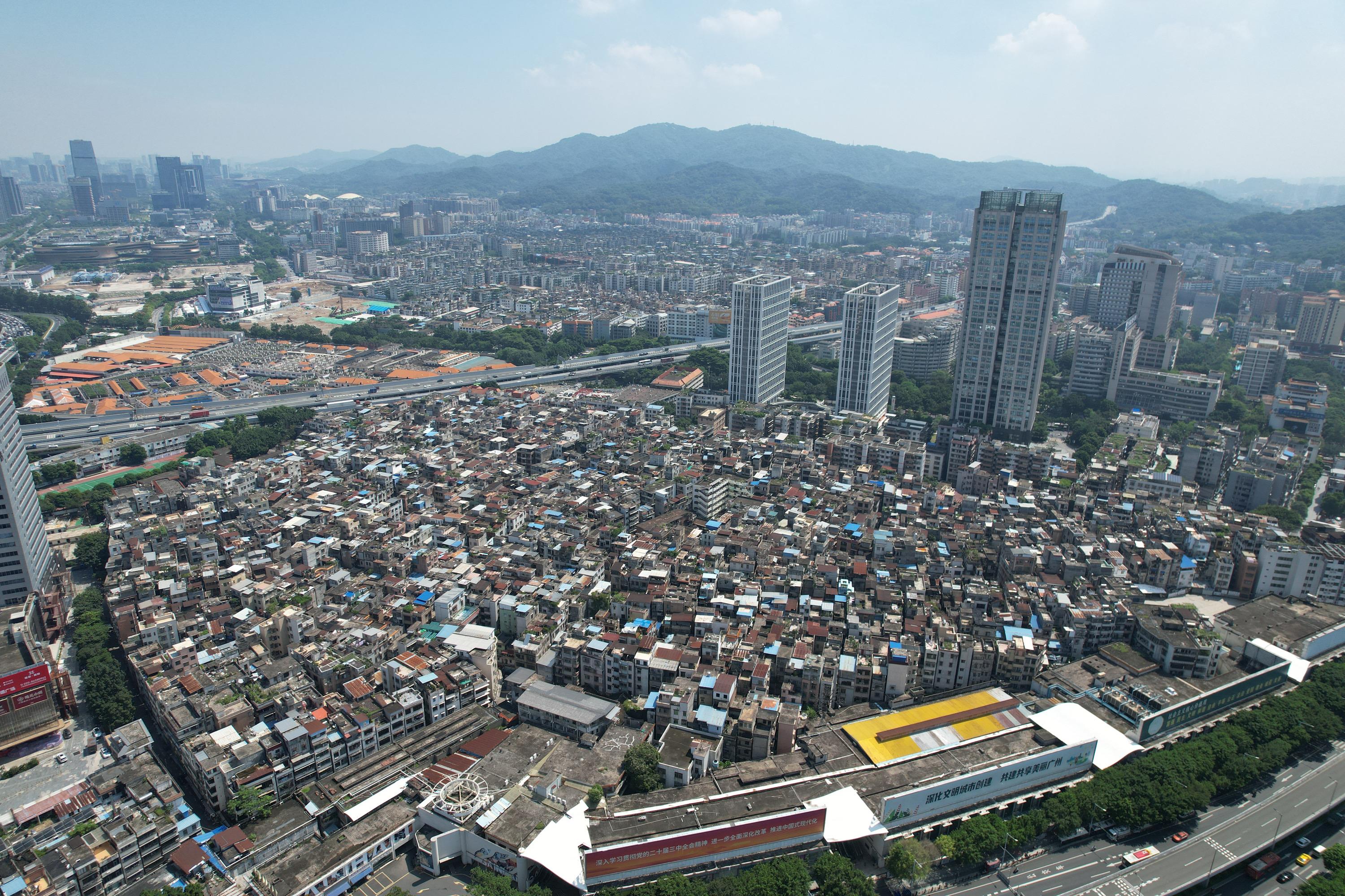 住建部：稳步推进城中村和危旧房改造，持续开展城镇老旧小区改造
