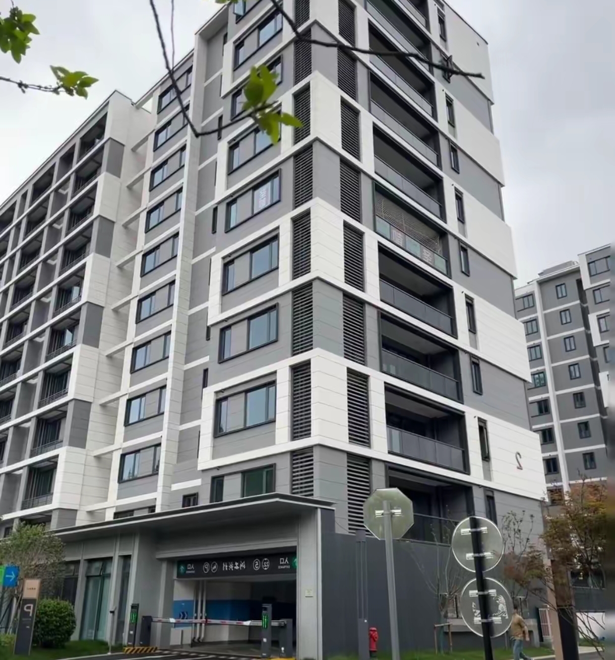 倪虹：大力实施房屋品质提升工程，推动城市危旧房改造