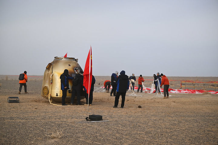 我国首套退役空间站舱外服随神二十飞船返回地球