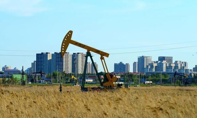 “磕头机”下的荒原与新城｜故乡里的中国