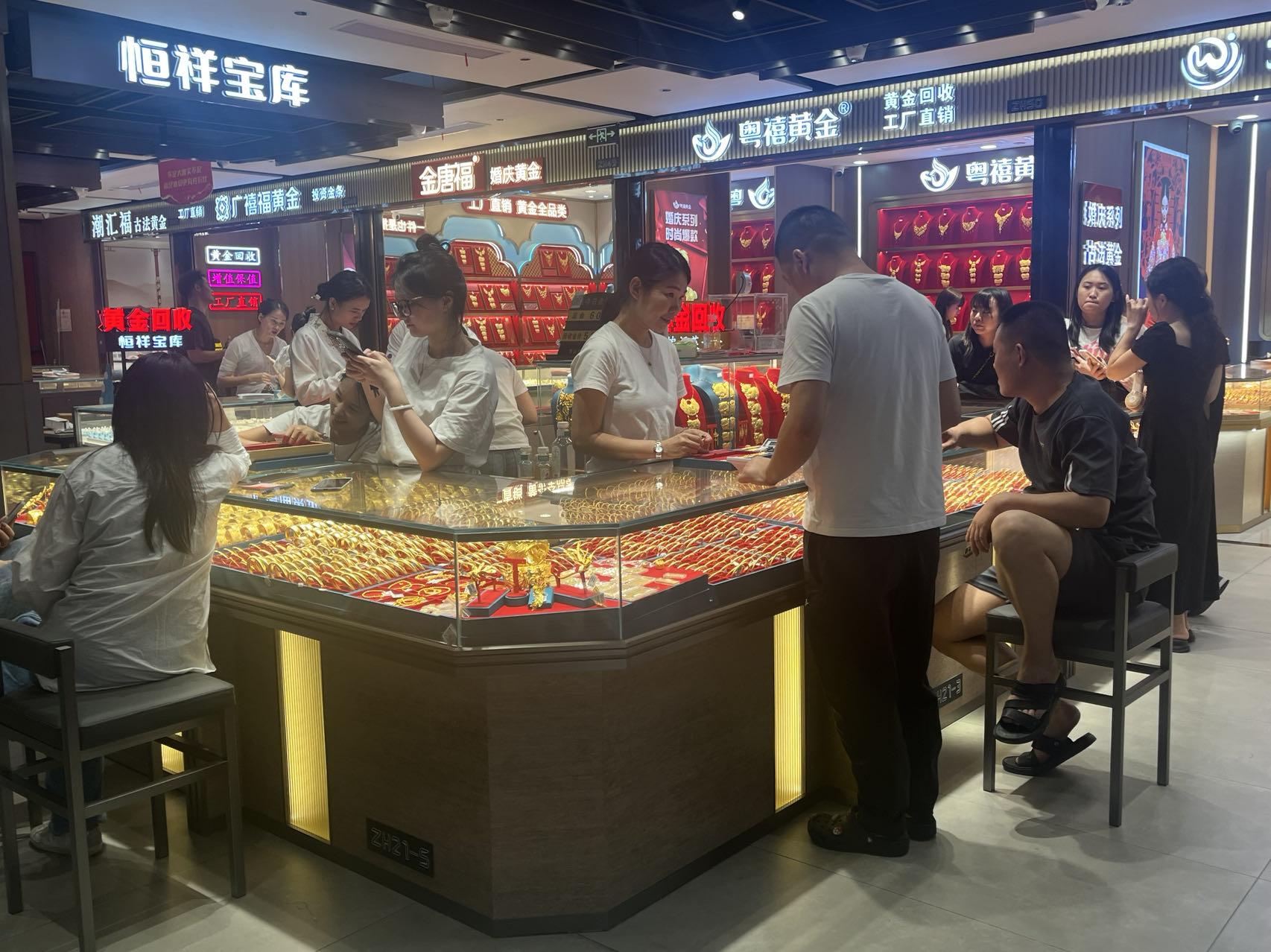 特写：金价高位震荡 深圳水贝市场春节“不打烊”