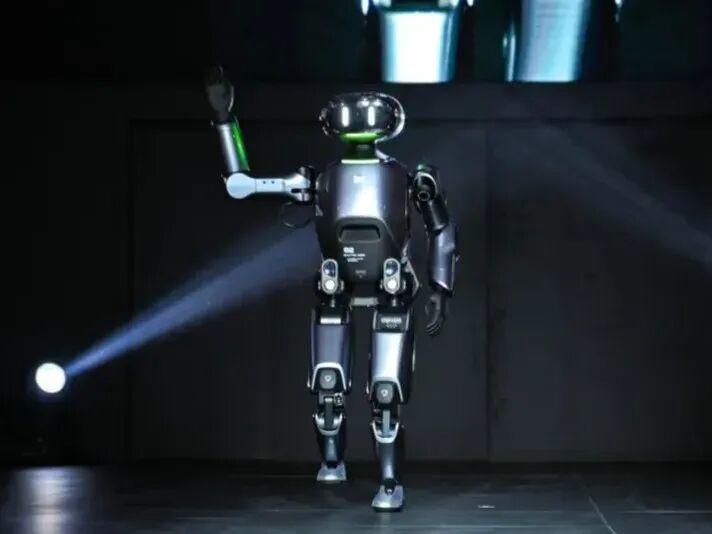 何小鹏:IRON人形机器人将于2026年底量产,月产能目标上千台