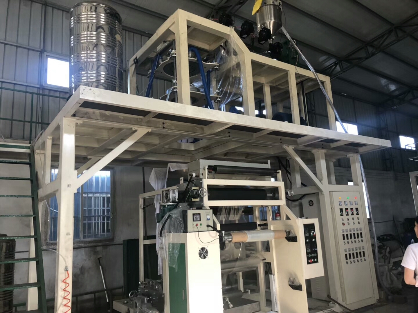 德冠新材获得实用新型专利授权:“一种挤出机筒体的电热水冷恒温控制装置”