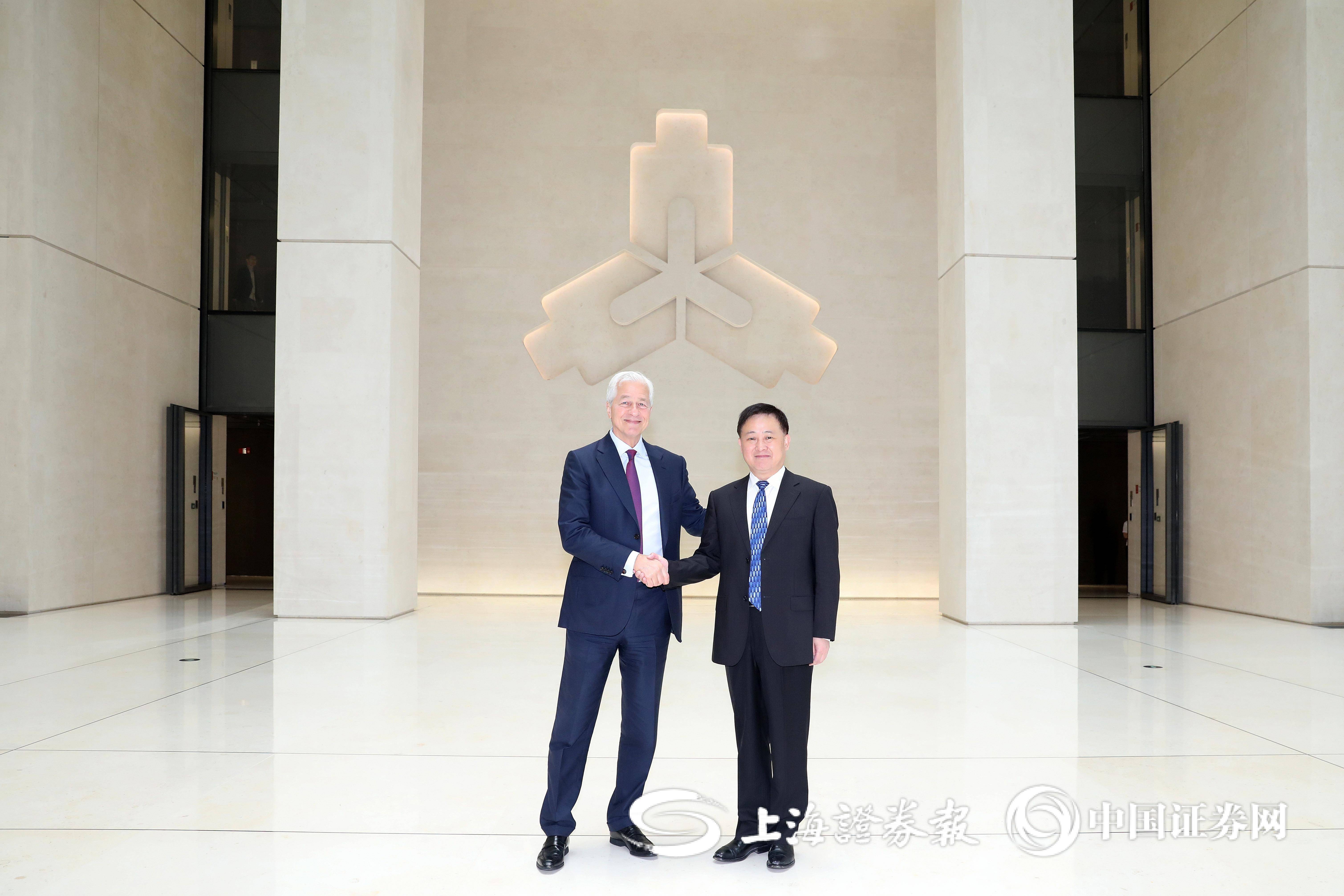 中国人民银行行长潘功胜会见桥水投资公司创始人瑞・达利欧