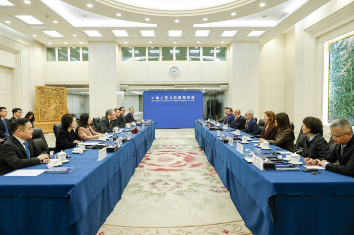 王文涛部长会见欧委会贸易和经济安全委员谢夫乔维奇