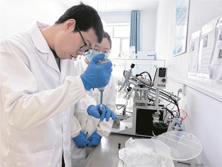 我国科学家揭开制约钙钛矿太阳能电池效率的关键物理“黑箱”